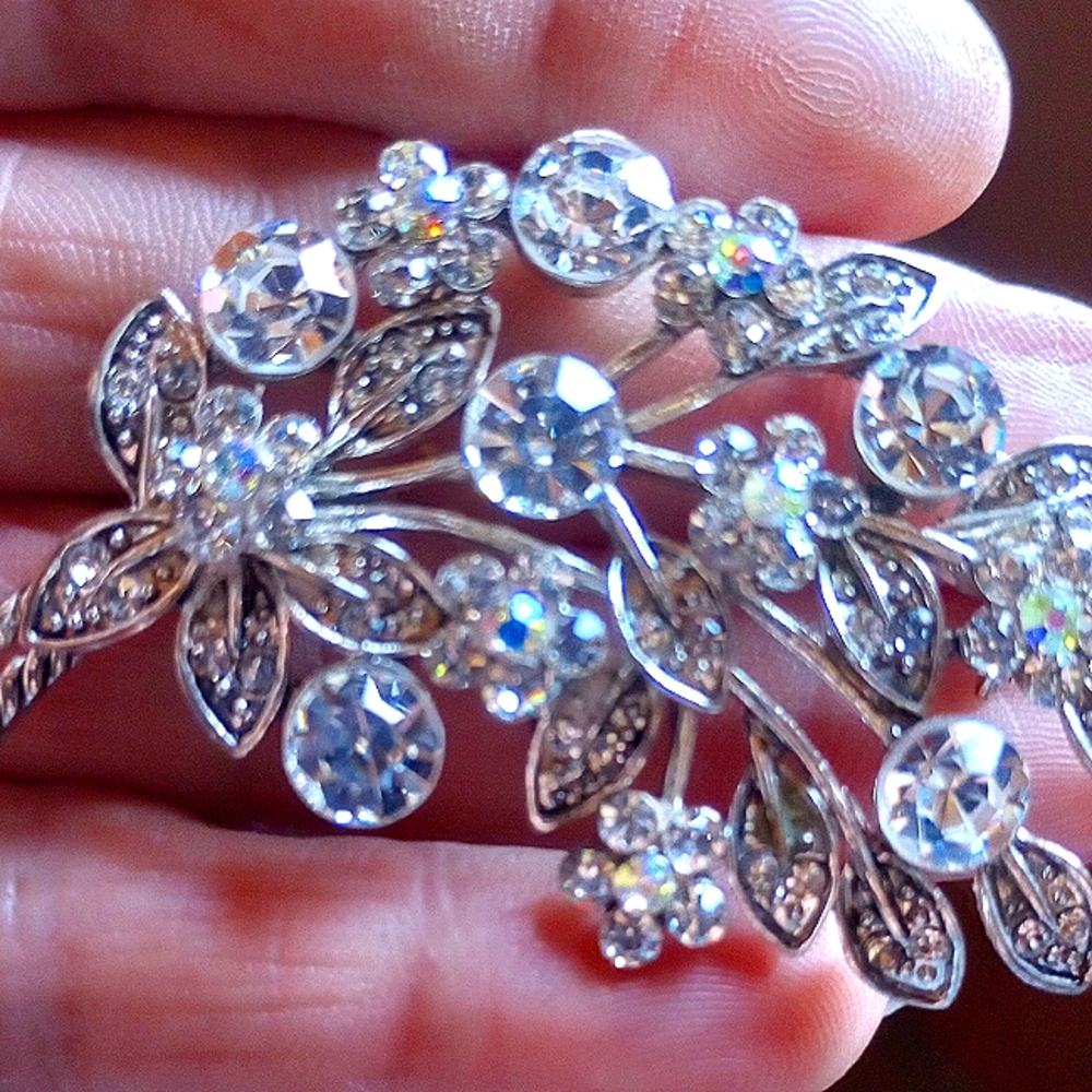 Beautiful Bouquet of Flowers!Brooch!Aurora Borealis and Clear stones.Detailed! - Picture 2 of 3